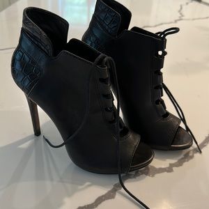 Pour la Victoire black leather lace up booties size 7